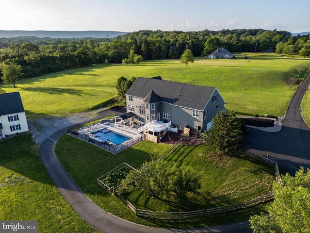 911 GOVE RD, Nazareth, PA 18064