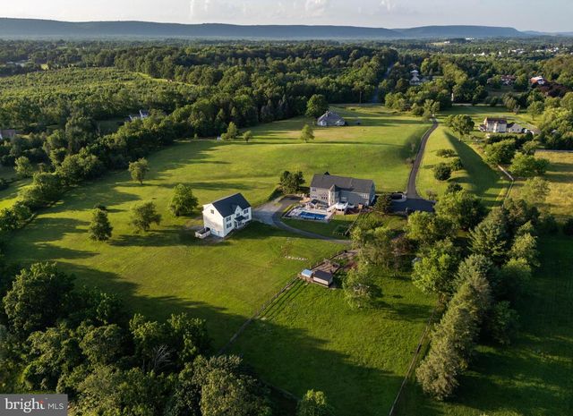 911 GOVE RD, Nazareth, PA 18064