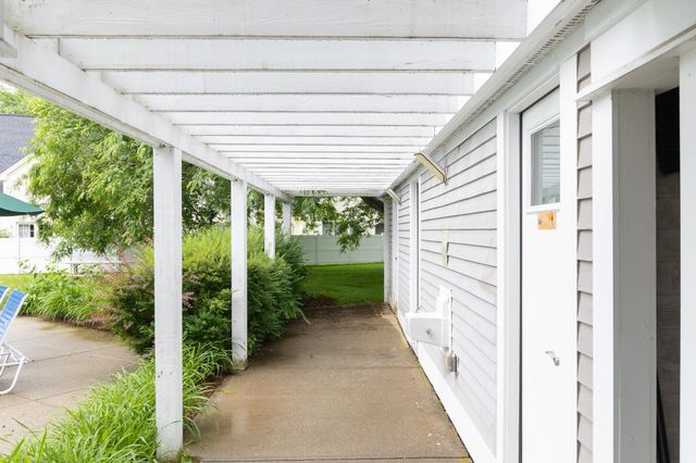17 Eastman Farm Road, Burlington, VT 05408