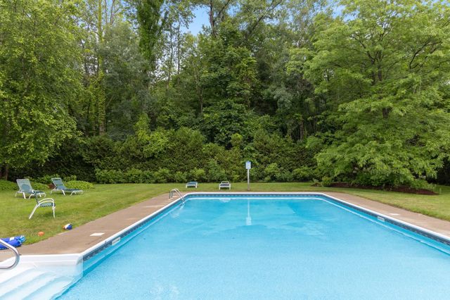 17 Eastman Farm Road, Burlington, VT 05408
