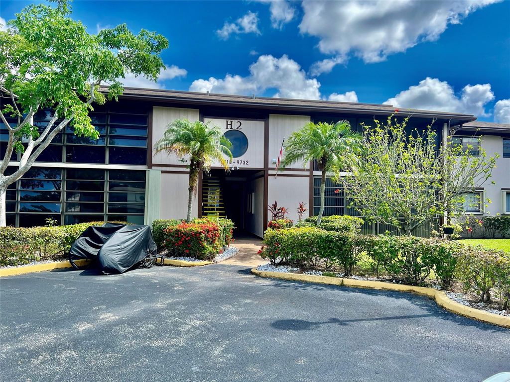9718 S BELFORT Circle 108, Tamarac, FL 33321