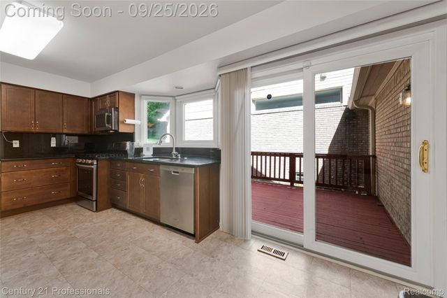 5388 Fairway Court, West Bloomfield Charter Township, MI 48323