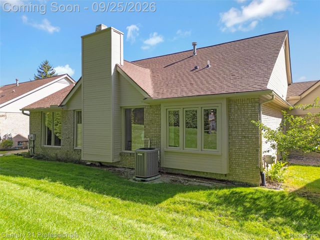 5388 Fairway Court, West Bloomfield Charter Township, MI 48323
