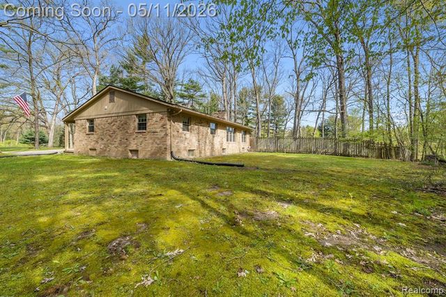 2700 N Hacker Road, Howell, MI 48855