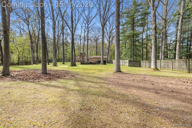 2700 N Hacker Road, Howell, MI 48855