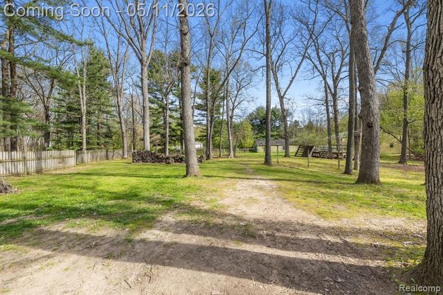 2700 N Hacker Road, Howell, MI 48855