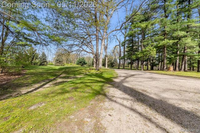 2700 N Hacker Road, Howell, MI 48855