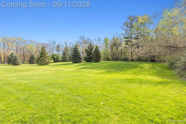 2700 N Hacker Road, Howell, MI 48855