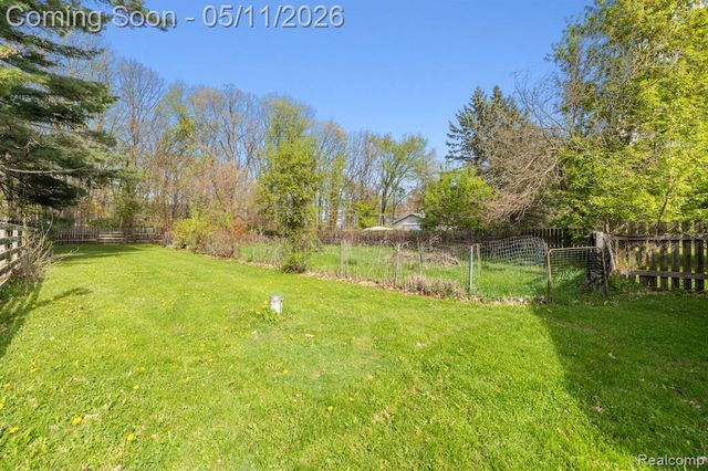 2700 N Hacker Road, Howell, MI 48855