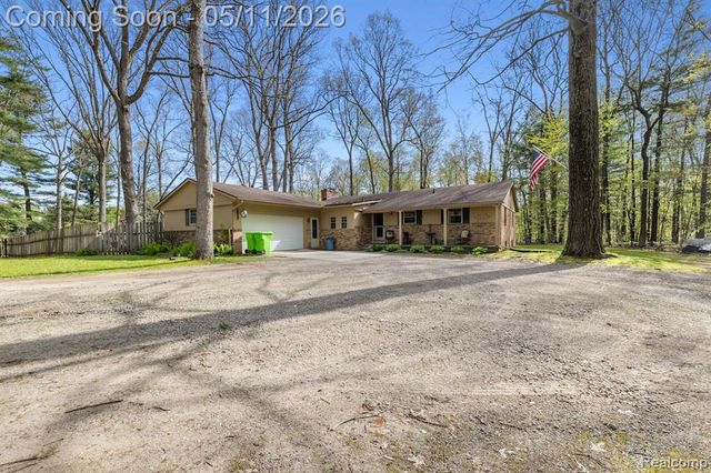 2700 N Hacker Road, Howell, MI 48855