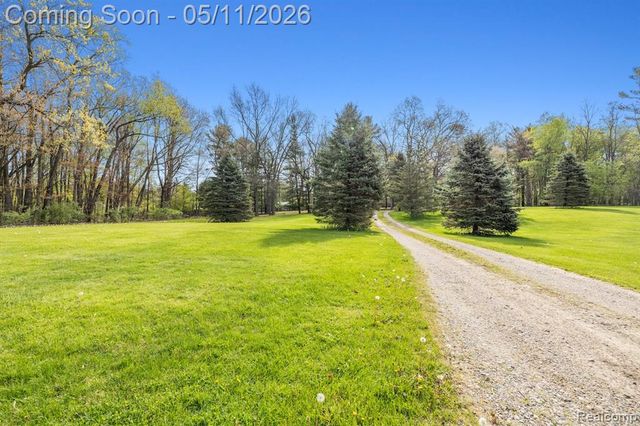 2700 N Hacker Road, Howell, MI 48855