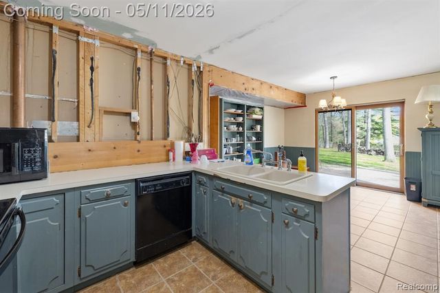 2700 N Hacker Road, Howell, MI 48855