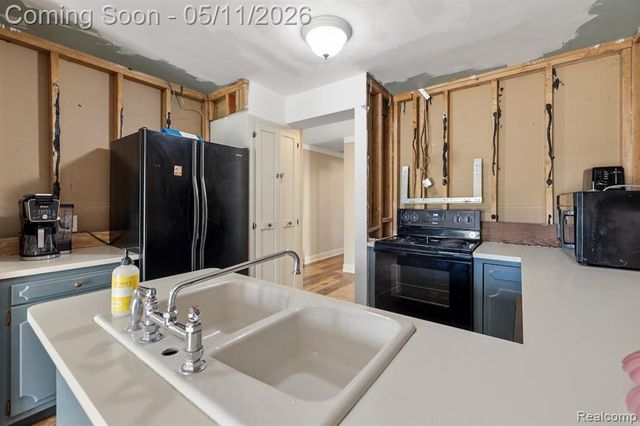 2700 N Hacker Road, Howell, MI 48855