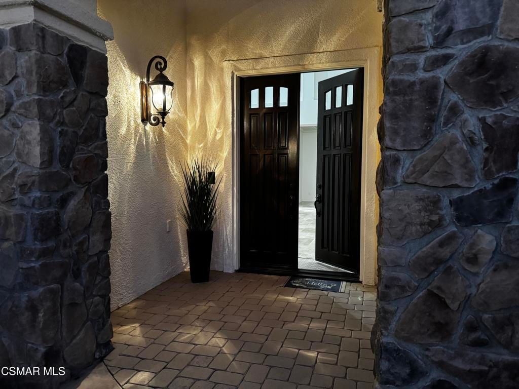 Image 6 of property listing at 6438 Deerbrook Road, Oak Park, CA 91377