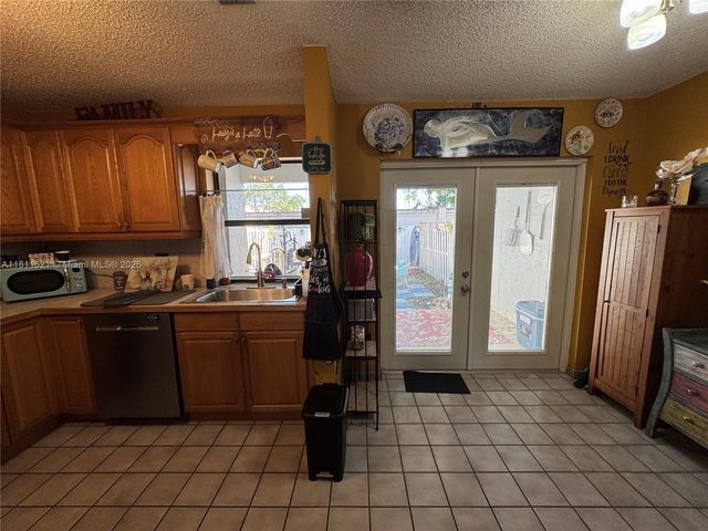 10428 NW 3rd St, Pembroke Pines, FL 33026
