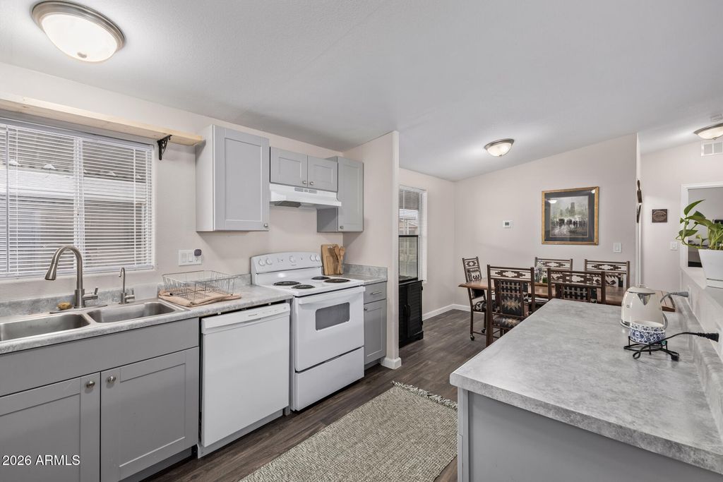 Image 7 of property listing at 8301 N 103RD Avenue 47, Peoria, AZ 85345