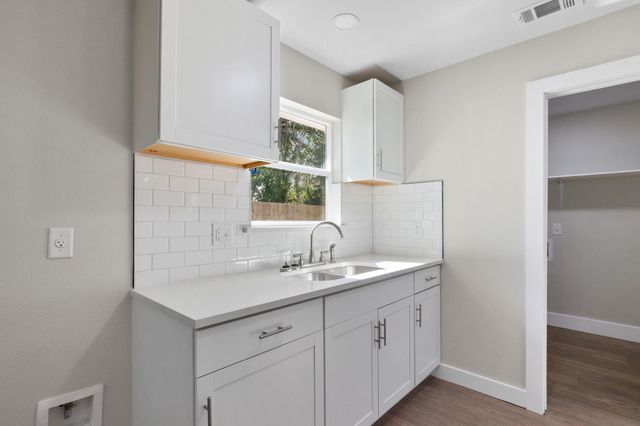 713 Burkett ST, Taylor, TX 76574