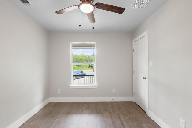 713 Burkett ST, Taylor, TX 76574