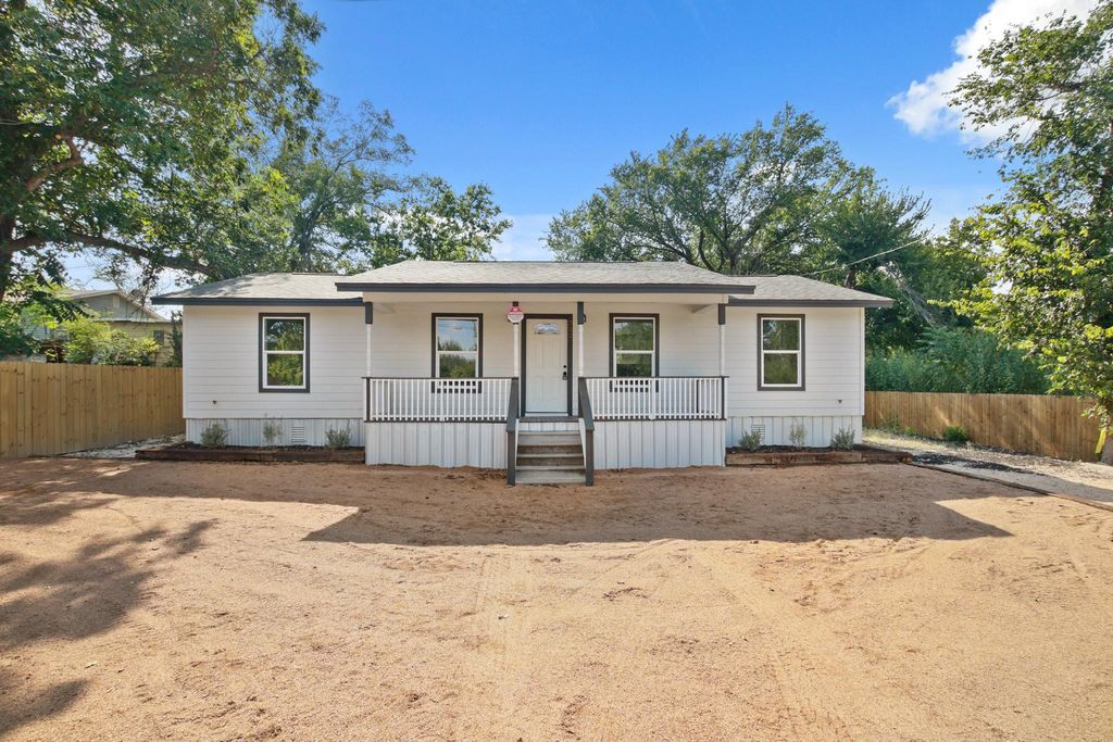 713 Burkett ST, Taylor, TX 76574