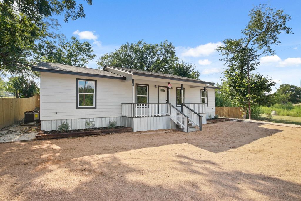 713 Burkett ST, Taylor, TX 76574