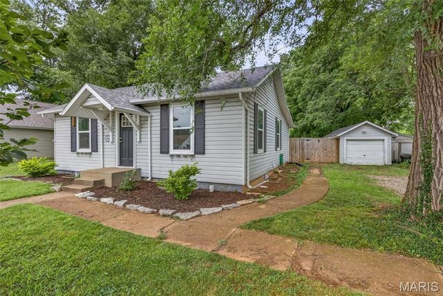 625 E College Street, Farmington, MO 63640