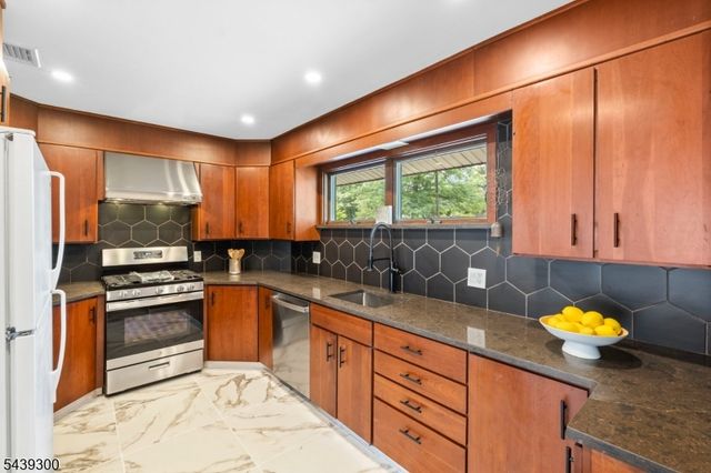 24 Cambridge Rd, South Brunswick Twp., NJ 08824