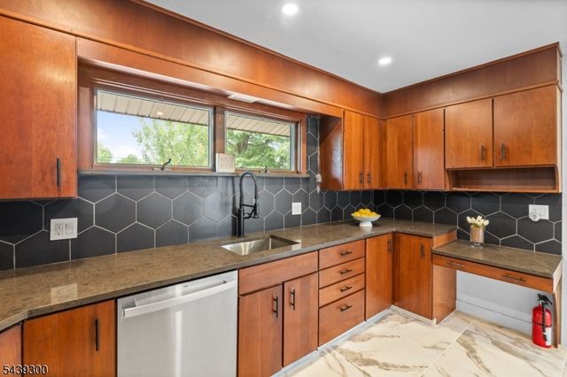 24 Cambridge Rd, South Brunswick Twp., NJ 08824