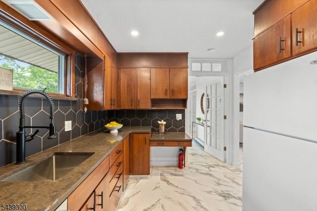24 Cambridge Rd, South Brunswick Twp., NJ 08824