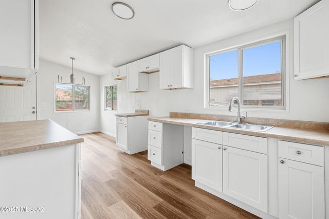 744 W Simmons Road, Tucson, AZ 85705