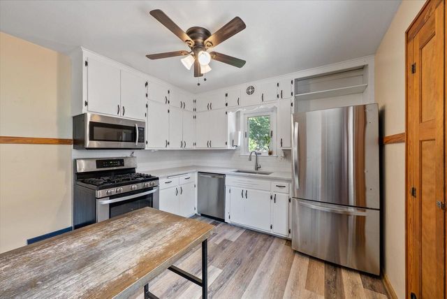916 S 85th STREET, West Allis, WI 53214