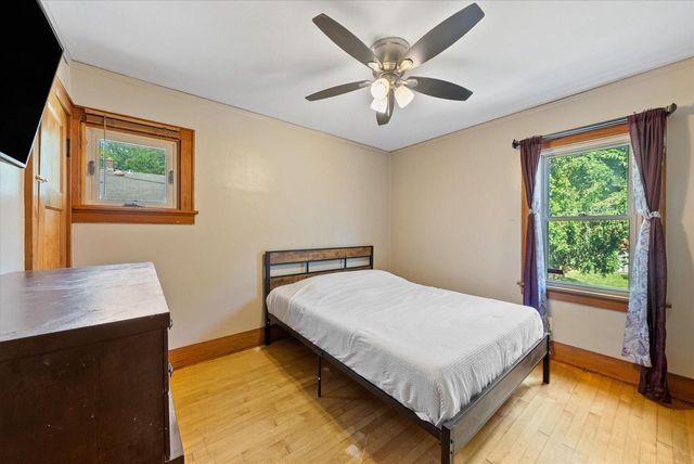 916 S 85th STREET, West Allis, WI 53214