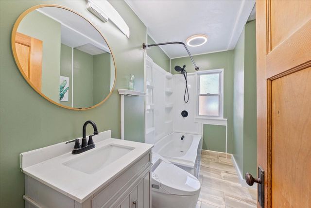 916 S 85th STREET, West Allis, WI 53214