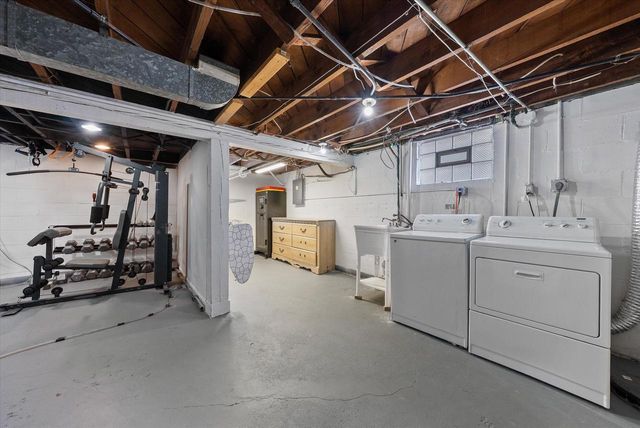 916 S 85th STREET, West Allis, WI 53214