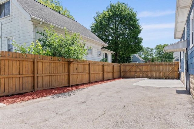 916 S 85th STREET, West Allis, WI 53214