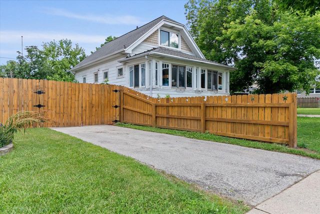 916 S 85th STREET, West Allis, WI 53214