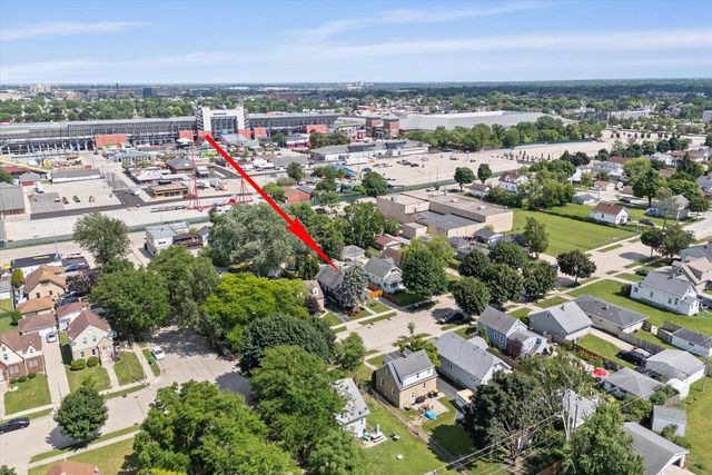 916 S 85th STREET, West Allis, WI 53214