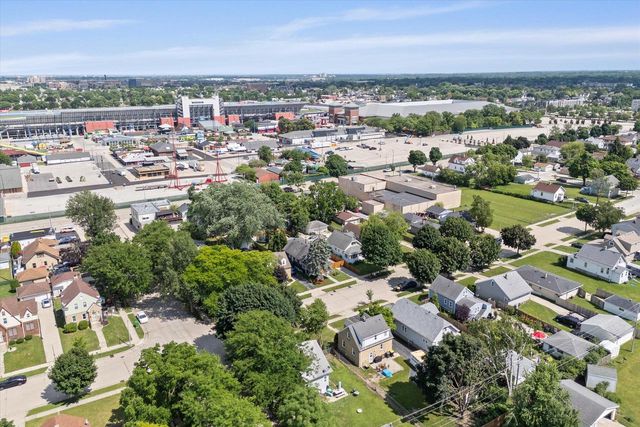 916 S 85th STREET, West Allis, WI 53214