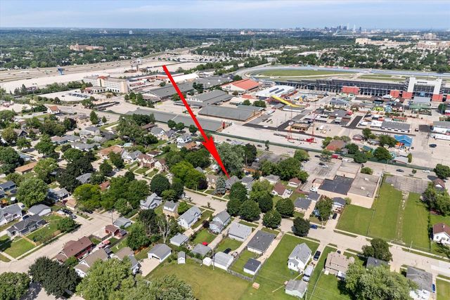 916 S 85th STREET, West Allis, WI 53214