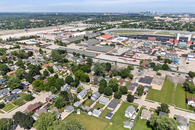 916 S 85th STREET, West Allis, WI 53214