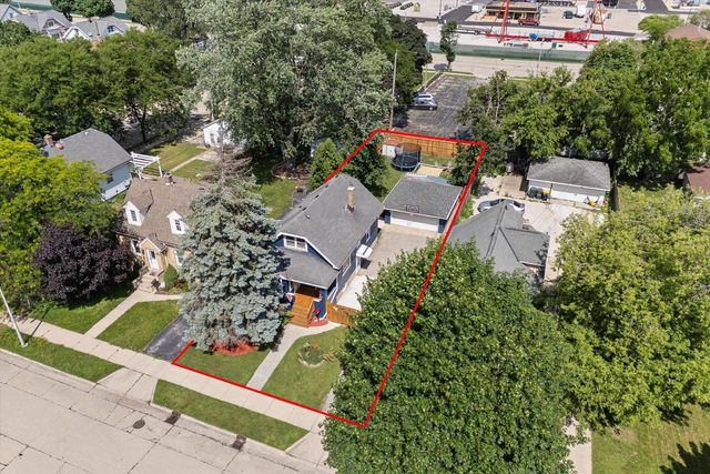 916 S 85th STREET, West Allis, WI 53214