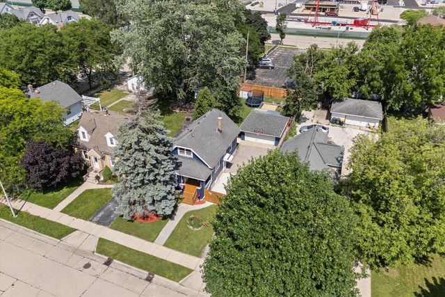 916 S 85th STREET, West Allis, WI 53214