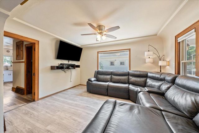 916 S 85th STREET, West Allis, WI 53214