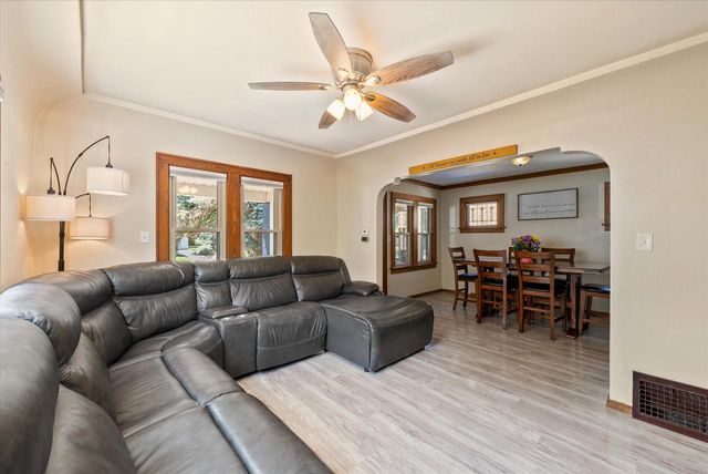 916 S 85th STREET, West Allis, WI 53214