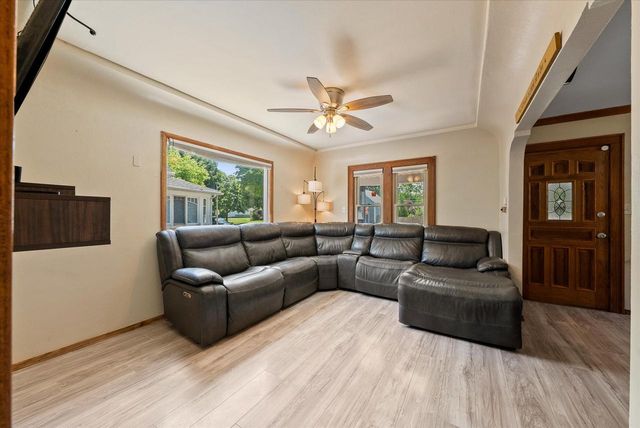 916 S 85th STREET, West Allis, WI 53214