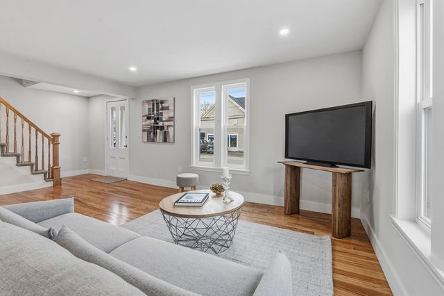 8 Hammatt St 1, Ipswich, MA 01938