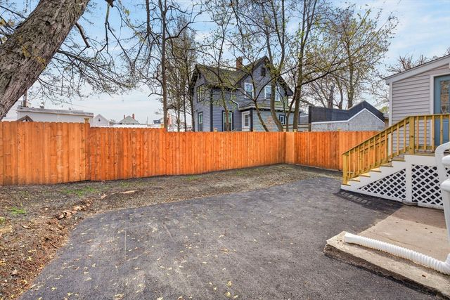 8 Hammatt St 1, Ipswich, MA 01938