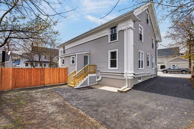 8 Hammatt St 1, Ipswich, MA 01938