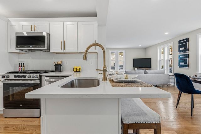 8 Hammatt St 1, Ipswich, MA 01938