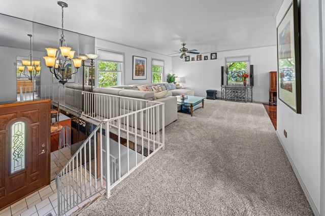 881 Woodhollow Lane, Buffalo Grove, IL 60089