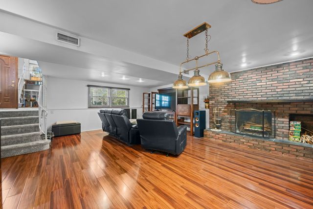 881 Woodhollow Lane, Buffalo Grove, IL 60089